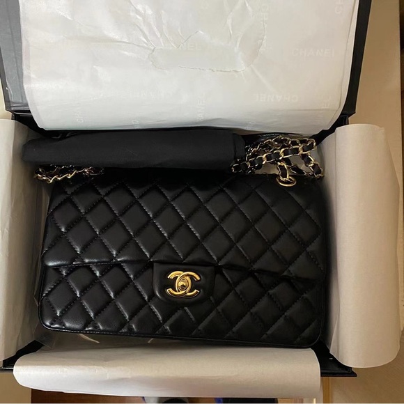 Chanel Black Quilted Shoulder Bag with Gold Chain - Picture 10 of 13